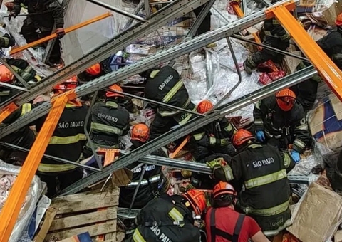 Operador de empilhadeira fica preso sob 80 toneladas de congelados em SP; vídeo