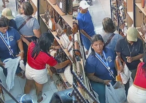 Gangue é flagrada furtando bolsas em lojas do Centro de Manaus; veja vídeo