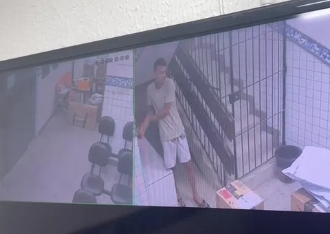 Suspeito se solta de algema, observa policiais e foge tranquilamente de delegacia; vídeo