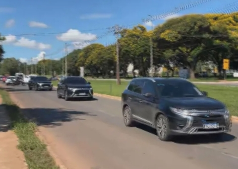 Bolsonaro deixa a PF sob escolta e é internado para cirurgia em Brasília