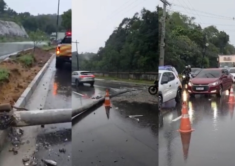 Poste cai após forte chuva e interdita trecho da Avenida do Turismo