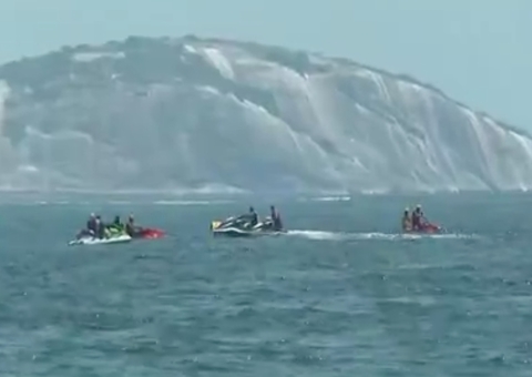 Aeronave de pequeno porte cai no mar em Copacabana; bombeiros fazem buscas