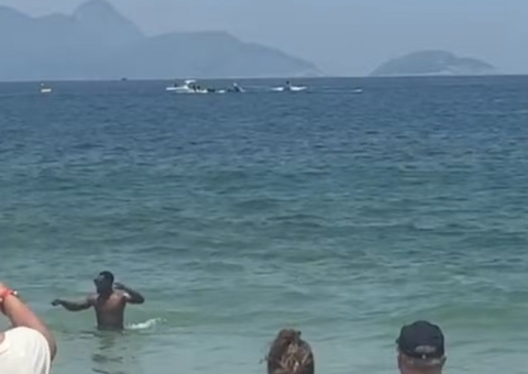 Avião publicitário cai no mar em Copacabana