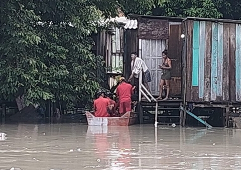 Família é resgatada de barco após ficar isolada em rua alagada no Jorge Teixeira; vídeo