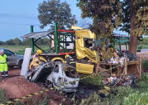 Família inteira morre após carreta invadir contramão na BR-040, em MG