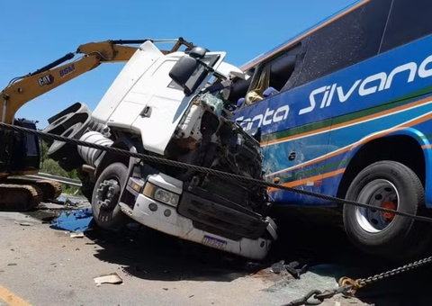Onze pessoas morrem em acidente entre ônibus e caminhão na BR-116