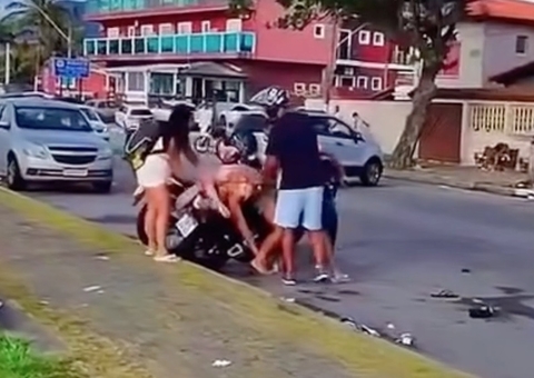 Mulher é desmaiada aos socos pelo marido em via pública após Réveillon; vídeo