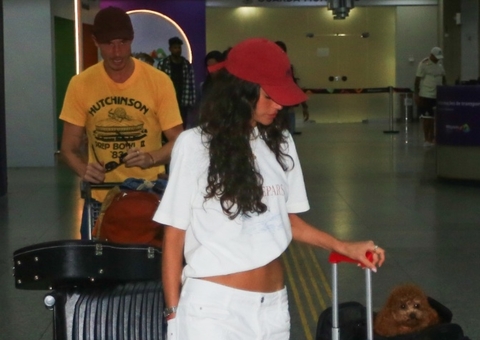 Bruna Marquezine e Shawn Mendes desembarcam juntos no Rio; vídeos