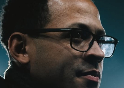 Chelsea anuncia Rosenior como novo treinador com contrato até 2032