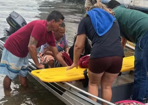 Mulher dá à luz dentro de bote a caminho da maternidade no interior do Amazonas