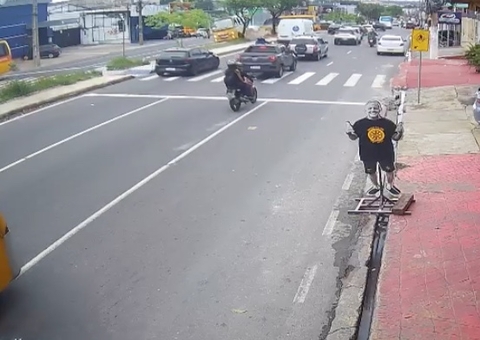 Veja momento em que "Amarelinho" tomba para evitar atropelamento de criança