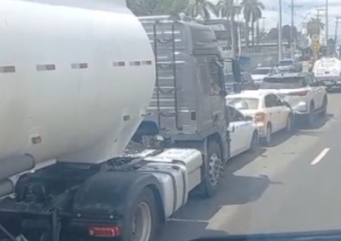 Acidente com cinco veículos trava trânsito na Av. Torquato Tapajós; vídeo