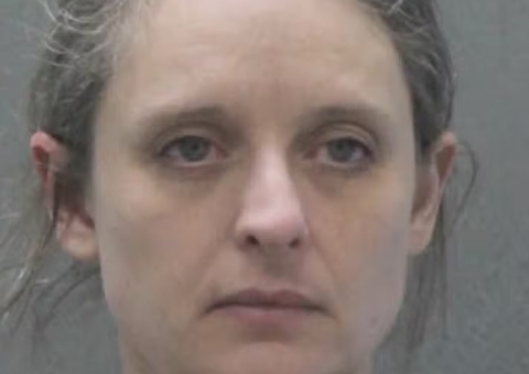 Mulher que dizia ser sereia é presa por agressão e invasão