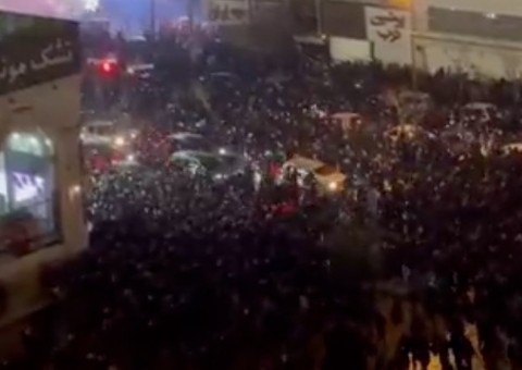 VÍDEOS: manifestações contra o governo tomam ruas do Irã