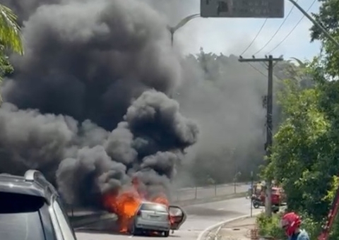 Carro é destruído por chamas em Manaus após engavetamento causado por parad