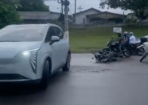 Mulher é arremessada após batida entre moto e carro na Av. Coronel Teixeira