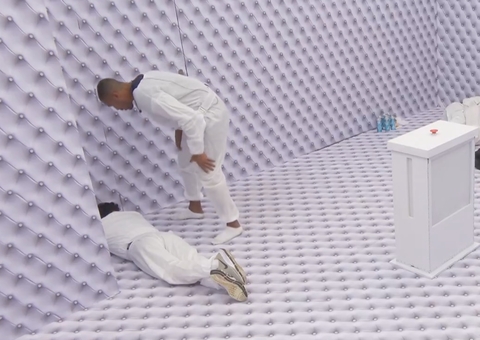 Acorda, BBB! Matheus acorda Ricardinho aos gritos no Quarto Branco