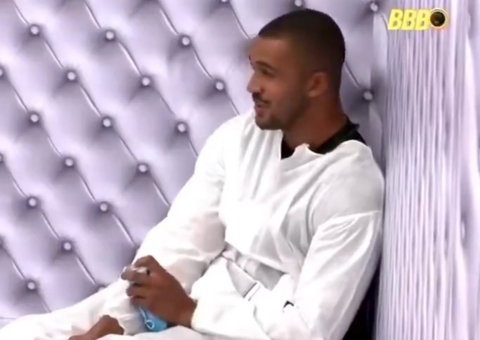 BBB26: Ricardinho começa a falar em inglês, e Matheus o xinga: "em português mesmo"