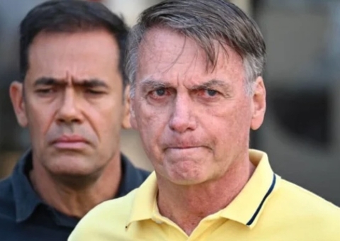 Bolsonaro recebe protetor de ouvido para suportar barulho na PF