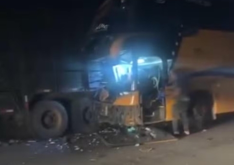 Zagueiro amazonense sobrevive a grave acidente com ônibus; preparador físico morre