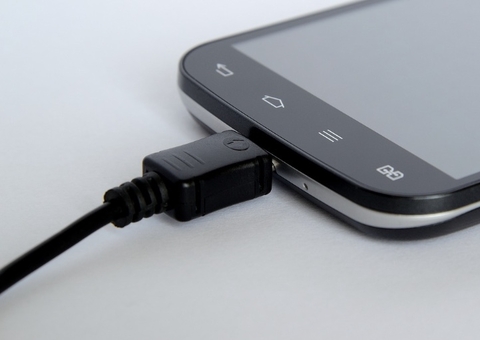 "Consumo fantasma": Deixar o carregador na tomada estraga aparelhos?