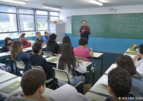 Lula assina MP que atualiza piso nacional dos professores R$ 5,1 mil