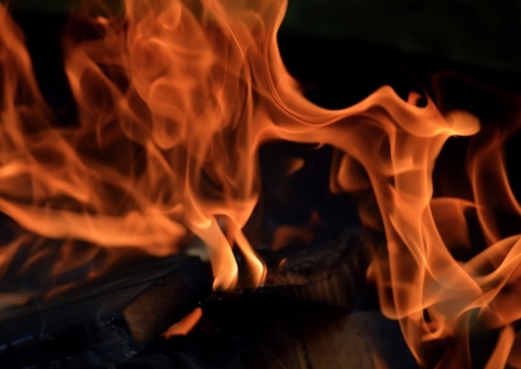 Mulher é presa após incendiar casa de idosa no Centro de Lábrea