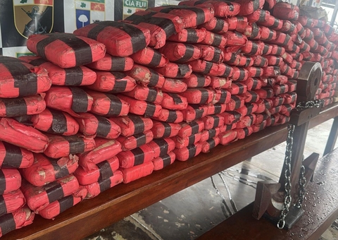Polícia intercepta lancha vinda da Colômbia com 193 tabletes de skunk