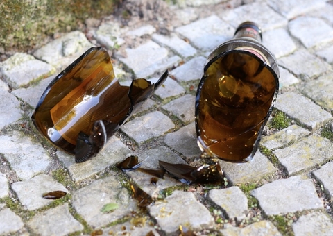Mulher é arremessada contra muro após negar dar dinheiro para marido beber em Manaus