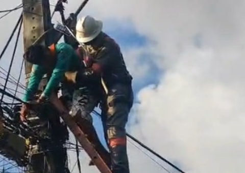 Homem leva choque ao tentar fazer 'gato' em poste de Manaus; vídeo
