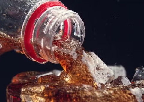 Homem é preso após admitir ter injetado urina em garrafas de refrigerante por um ano