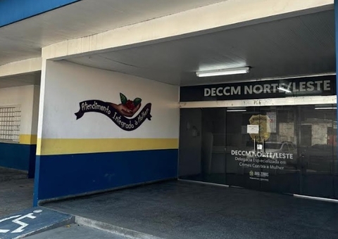 Homem tenta forçar ex a retirar denúncia e acaba preso em delegacia de Manaus