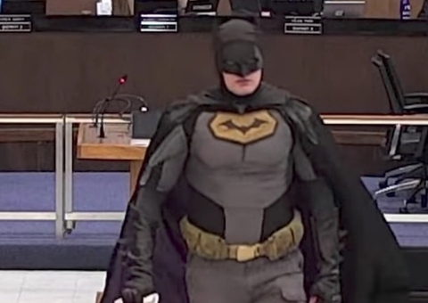 Homem vestido de Batman invade reunião nos EUA e protesta contra ICE; vídeo