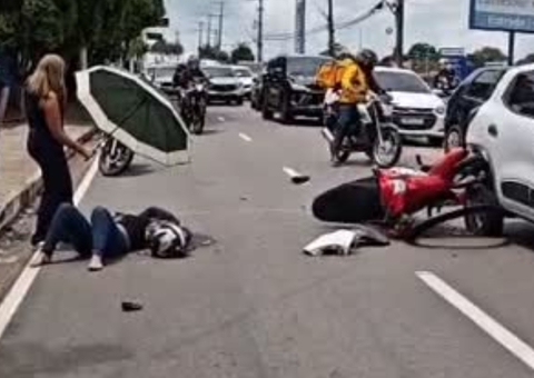 Mulher é arremessada após colisão entre moto e carro na Av. Pedro Teixeira
