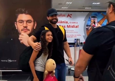 Expulso do BBB26, PA chega em Goiás e é recebido por fãs e familiares