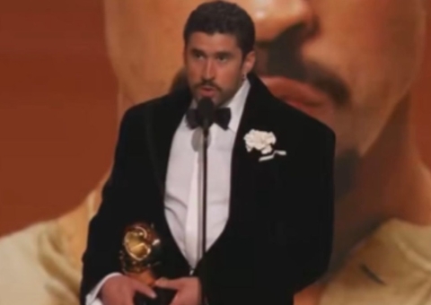 Bad Bunny vence Grammy 2026 e critica agência de imigração dos EUA : "Somos humanos, não animais"