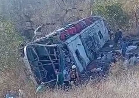 Ônibus lotado com fiéis capota em Alagoas e deixa ao menos 15 mortos