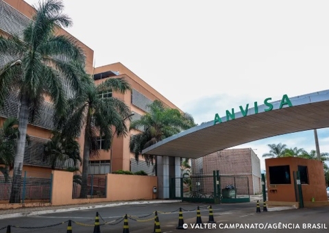 Anvisa interdita lote de leite condensado e apreende suplementos