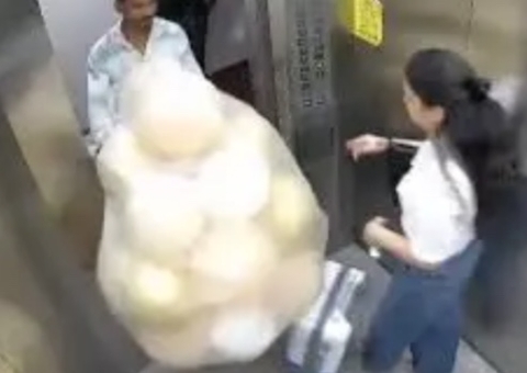 Vídeo chocante mostra balões explodindo dentro de elevador na Índia; veja