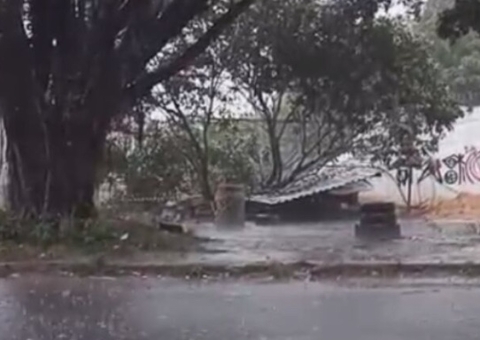 Chuva forte derruba borracharia no Jorge Teixeira; vídeo