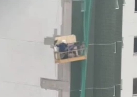 Operários ficam presos em andaime durante chuva no MA; vídeo