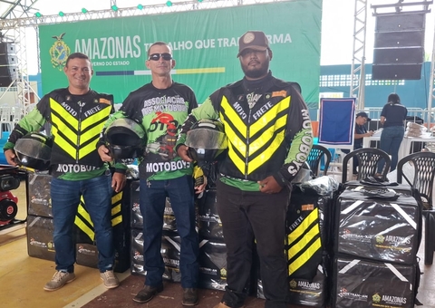 Detran-AM entrega kits de segurança a motofretistas de Boca do Acre e Pauini