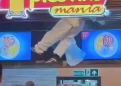 Funcionário fica pendurado após parte do teto ceder em shopping de Manaus; vídeo