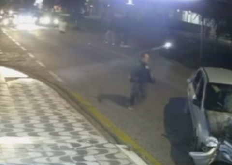 Bebê é jogado no asfalto após porta de veículo abrir durante curva em SP; vídeo