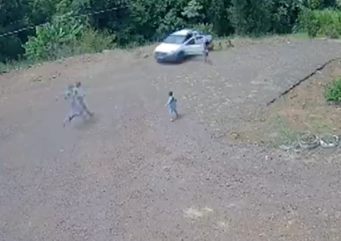Gêmeos de 6 anos saltam de carro após puxarem freio de mão no PR; vídeo