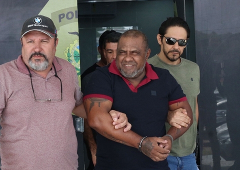 Suspeito de múltiplos homicídios sai sorrindo de delegacia em Manaus; veja 