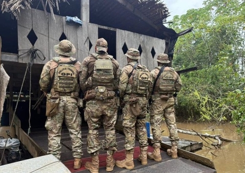 PF e Ibama destroem 29 dragas de garimpo ilegal no Rio Madeira 