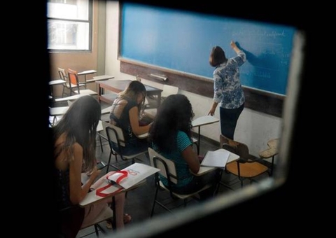 MPAM processa professora por acúmulo ilegal de quatro cargos em Parintins