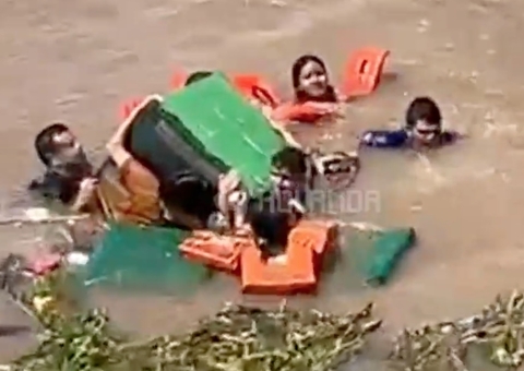 Vídeos mostram desespero de vítimas após naufrágio no Encontro das Águas 