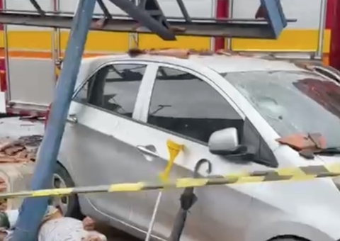 Carro invade contramão, destrói parada de ônibus e mata homem na Cosme Ferr